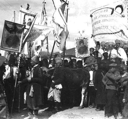 Першотравнева маніфестація 1917 р. в Шостці. Члени Українського гуртка з портретами Т. Шевченка