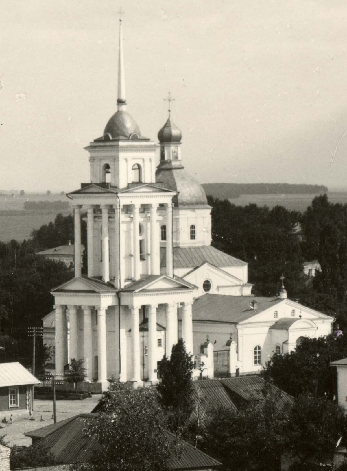 мурована багатоярусна дзвіниця в стилі класицизму
