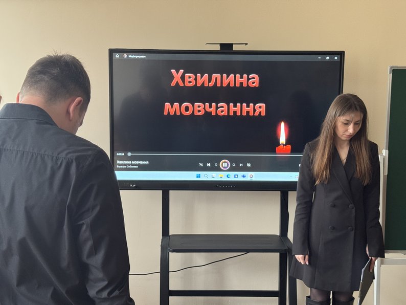"Вдячні, що він був в нашому житті": в Сумах встановили пам’ятну дошку загиблому воїну Юрію Живодьору